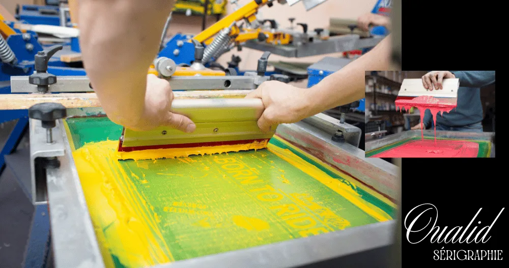 Sérigraphie en atelier : passage de l'encre jaune à travers l'écran