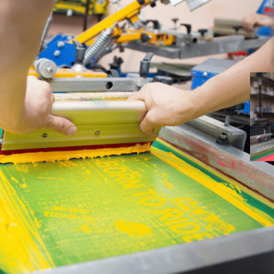 Sérigraphie en atelier : passage de l'encre jaune à travers l'écran